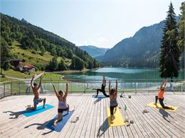 Yoga au bord du Lac de Montriond avec Mountain Pose Yoga. - Yvan Tisseyre / OT Vallée d'Aulps