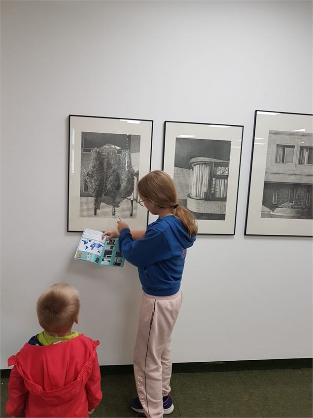 Photos d'enfants jouant autour des oeuvres de Martinet & Texereau - Médiathèques d'Annecy