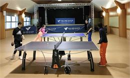 Adolescents jouant au ping pong à Valmeinier - Erwan Madec OT Valmeinier