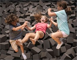 3 enfants sautant dans une piscine de cubes en mousse - Tilby Vattard OT SLA