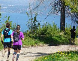 3 coureurs avec vue lac Annecy - LVO