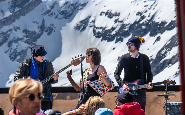 Concert sur la terrasse du Désert Blanc au sommet des Grandes Platières - OT Flaine-Candice Genard