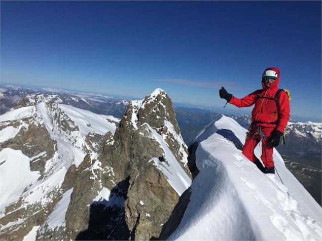 Alpiniste au sommet du Doigt de Dieu - Ass.T.Alpinisme