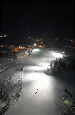 Piste de ski de nuit éclairée - Marie Anselme Martin