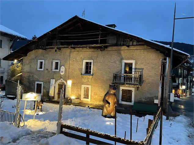 Vue de la façade de la ferme en hiver - Véronique Olivier