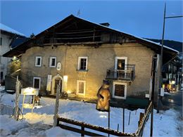 Vue de la façade de la ferme en hiver - Véronique Olivier