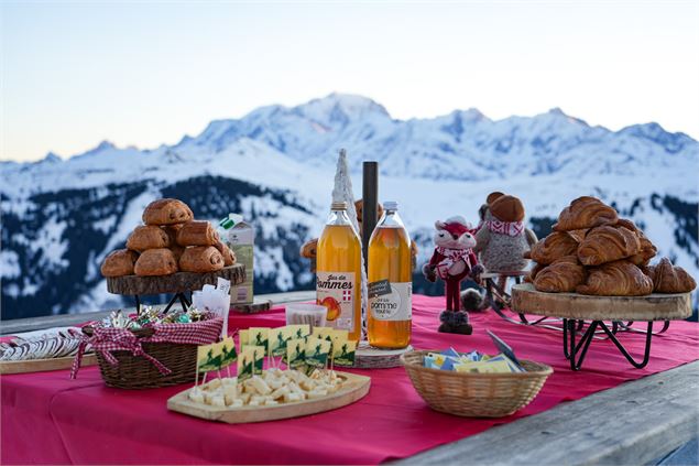 Petit-déjeuner au sommet, face au Mont Blanc_Les Saisies