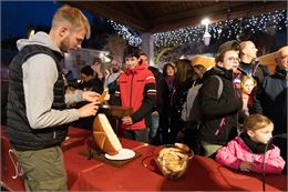 Dégustation de Tartines de Raclette à Samoëns - Mathilda Manzi