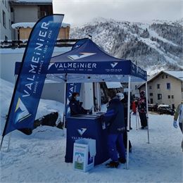 Stand de l'office de tourisme de Valmeinier lors du rendez-vous d'accueil à Valmeinier Villages - Er