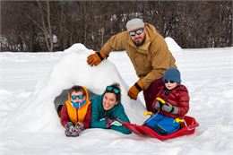 Famille autour d'un igloo - OT MCM