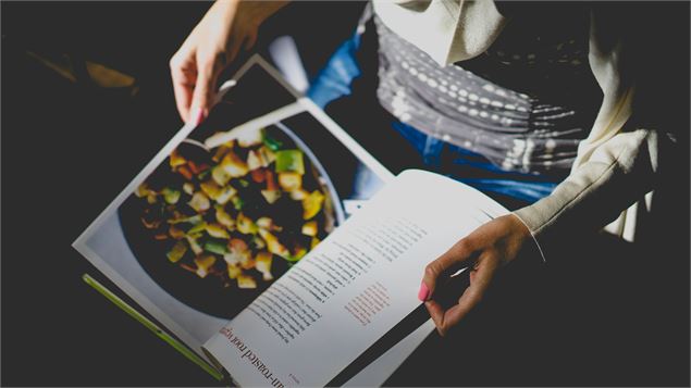 Livre de recette et lecteur - https://unsplash.com/fr/@danielcgold