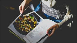 Livre de recette et lecteur - https://unsplash.com/fr/@danielcgold