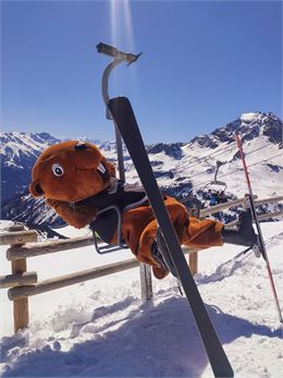 La mascotte Marmot'Oé sur un télésiège - A. Lombard - OTHMV