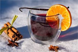 Tasse de vin chaud dans la neige - Pixabay