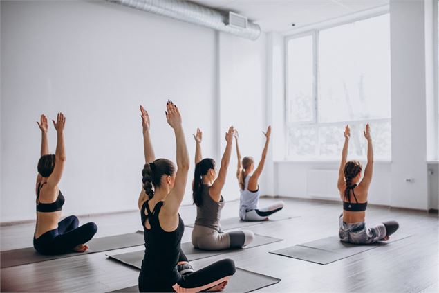 Séance de yoga hata avec Flora Richard - freepik