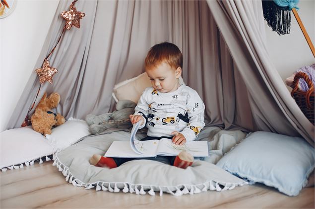 Enfant qui lit - Prostooleh de Freepik