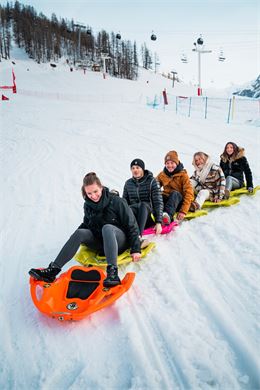 Snake Gliss entre amis à Val d'Isère en hiver sur la piste de la Savonnette - Yann Allegre