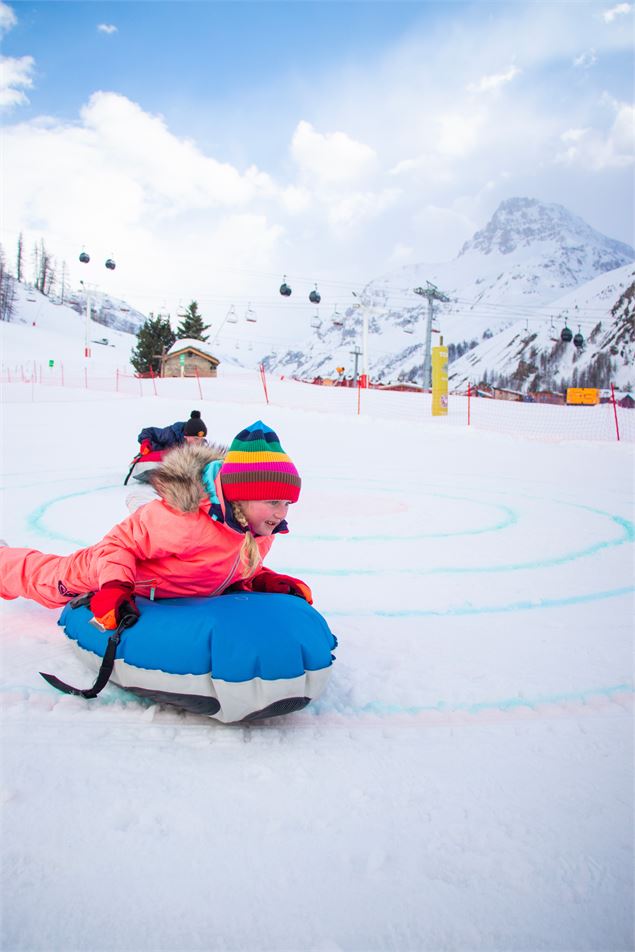 Curling humain en famille à Val d'Isère en hiver sur la piste de la Savonnette - Angèle Barreira