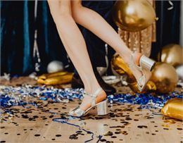 jambes danseuse et danseur confettis fête - Pexels