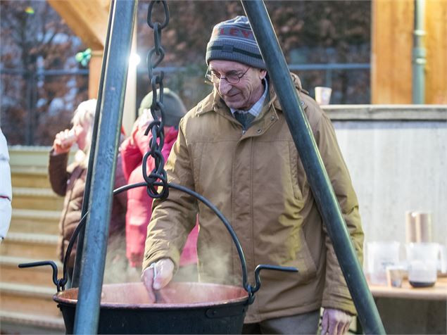 Pot d'accueil avec vin chaud à Montriond. - Yvan Tisseyre / OT Vallée d'Aulps