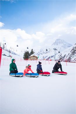 Airboard en famille à Val d'Isère en hiver sur la piste de la Savonnette - Angèle Barreira