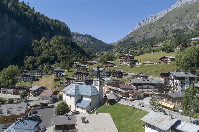 Eglise vue de haut au centre du village, la chaîne des Aravis en fond - V. Jacques - Drone de regard