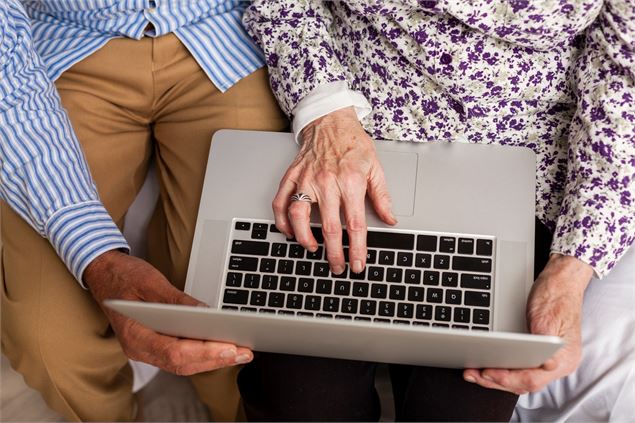 couple de personnes âgées avec un ordinateur - Freepik