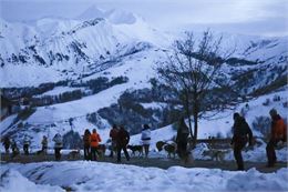 Groupe de vacanciers en cani-randonnée à Saint Jean d'Arves - Office de Tourisme de Saint Jean d'Arv