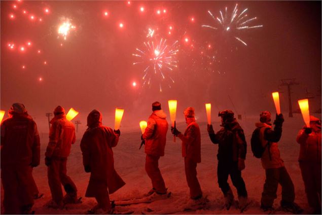 Les moniteurs sur les pistes avec les flambeaux - google