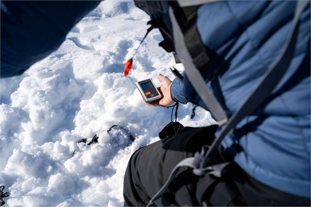 Atelier pour apprendre à recherher des victimes d'avalanche et à utiliser un DVA, une pelle et une s