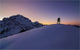 Ski de randonnée au coucher de soleil - sortie encadrée par le bureau des guides Thônes Manigod - Th