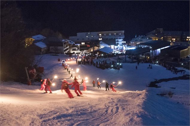 Descente aux flambeaux à la station du Roc d'Enfer à Saint Jean d'Aulps. - Yvan Tisseyre / OT Vallée