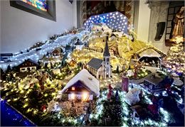 Crèche de Noël dans l'église St Laurent de Châtel - JF-Vuarand