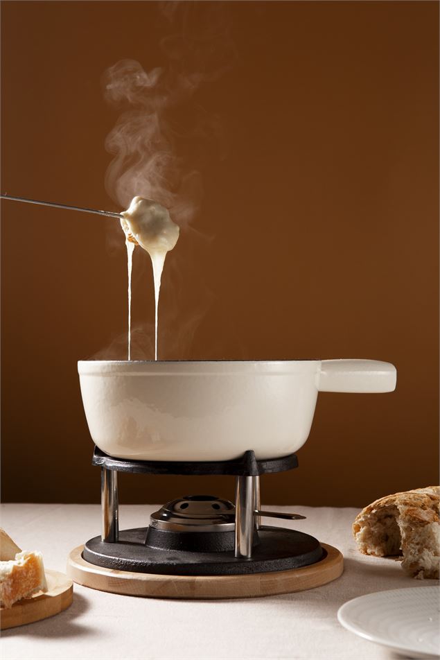 Caquelon de fondue savoyarde - Freepik