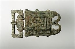 Plaque-boucle en bronze découverte à Etrembière - Musées d'Annecy