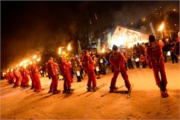 Descente aux flambeaux par nos monitrices et moniteurs de l'ESF - OT PEVA - LME