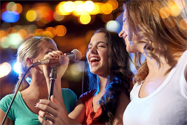 Jeunes femmes heureuses de chanter - Adobe Stock