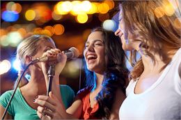 Jeunes femmes heureuses de chanter - Adobe Stock