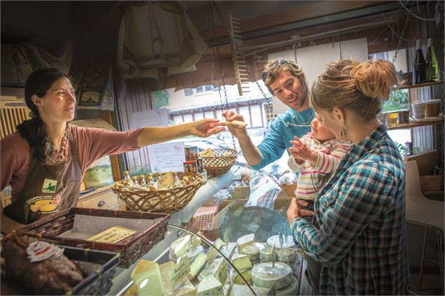 Personnes qui dégustent du fromage à la Coopérative de Haute Maurienne - OTHMV/D.Durand-Fresh Influe