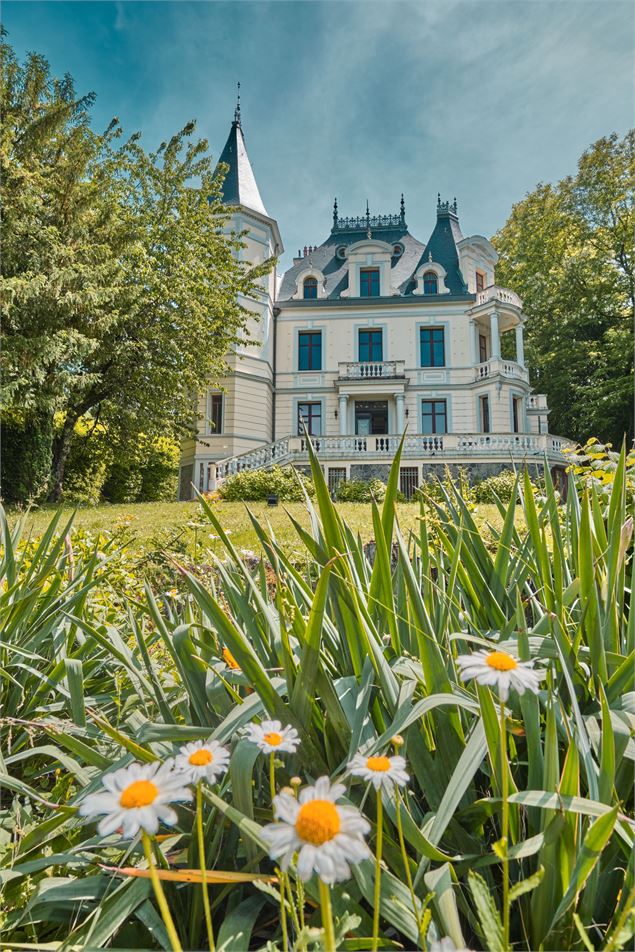 Villa Châtelet - French Girl Around