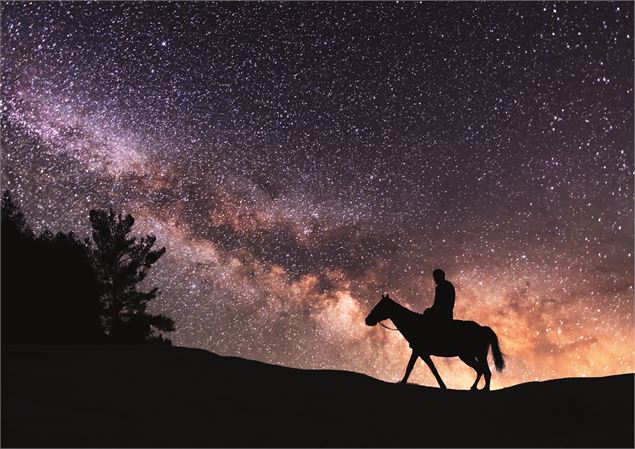 Balade équestre au clair de lune_Pralognan-la-Vanoise - Adobe Stock