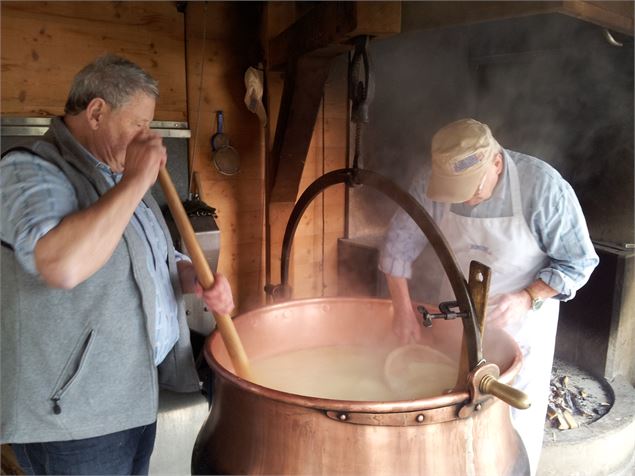 Fabrication de Gruyère AOP au feu de bois_Pringy - La Maison du Gruyère