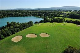 Vue aérienne du parcours de golf proche de l'eau - ©Golf de Bourg en Bresse