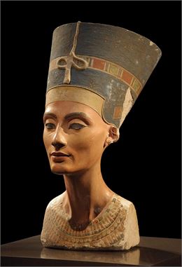 Photo du buste de Néfertiti dans le Neues Museum de Berlin (Allemagne). - Philip Pikart - CC-by-sa 3