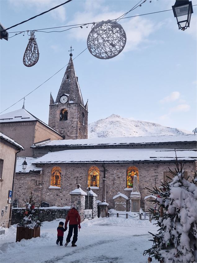 L'église d'Aussois de l'extérieur avec les vitraux éclairés - A.Lombard - OTHMV