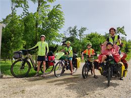 Solène, Victor, Maxime et leurs parents à vélo - A. Duclercq