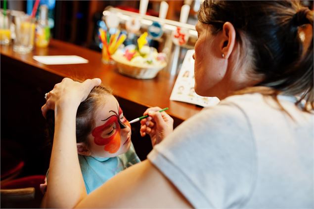 Maquillage et atelier créatif autour de l'eau - Freepik