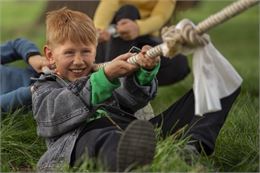 enfant tir corde - Freepik