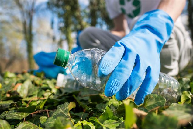 Photo d'un homme ramassant des déchets plastiques - Image de frimufilms sur Freepik