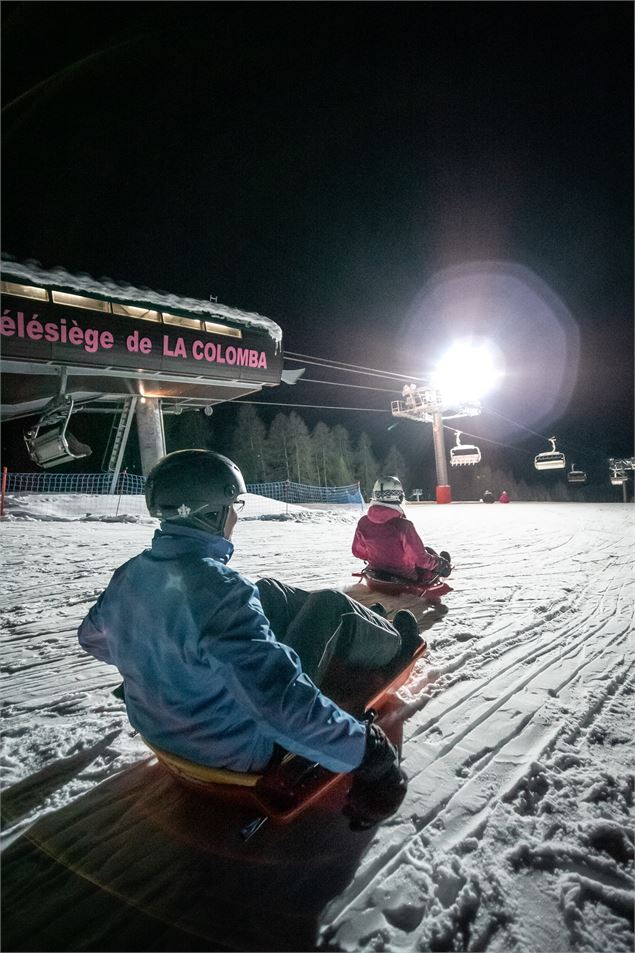 Une personne en luge au sommet de la piste - OTHMV - S.Tachet